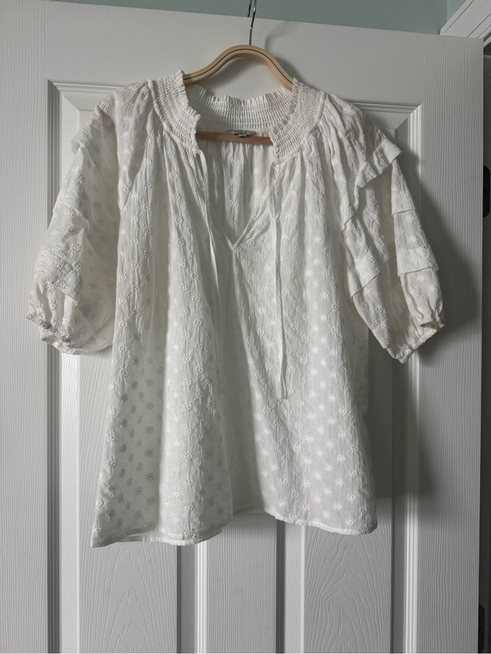 Rails 100% Cotton Women’s White Eyelet Embroidered Top with Ruffle Sleeves - M